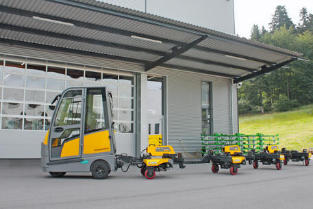 INDUSTRY TRAIN load train series IT500 for indoor use with C-frame load carrier. Towing vehicle Jungheinrich electric tow tractor EZS 570.