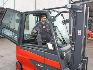 Electro forklift truck with panoramic seat