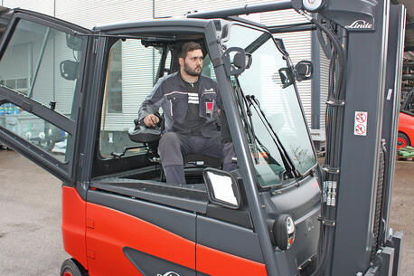 With the ergonomic seat position at a fixed 45° angle, the driver always has the best view in the direction of travel and of the load - whether forward or backward.