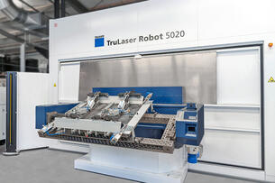 Laser welding machine TruLaser Robot 5020 with rotation changer for simultaneous. loading.