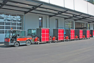 Factory Train FT810 outdoor tugger train with 5 C-frame load carriers and weather protection system