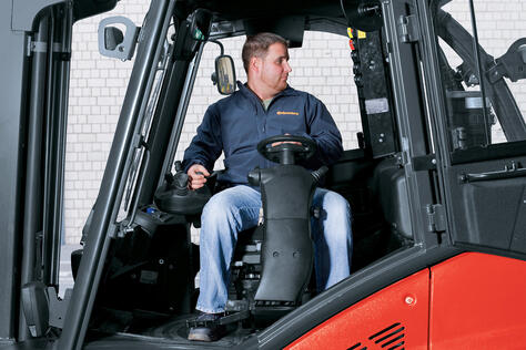 Maximum safety, physical relief and high transit performance are obtained with the rotating driver’s workstations for Linde forklift trucks.