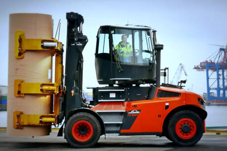 Optimum circumferential visibility and safety by means of a rotating cabin for the Linde heavy forklift trucks of series 1401.