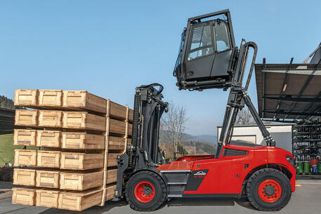 Best view in the case of large and bulky loads with an elevating cabin for Linde heavy forklift trucks, series 1401.