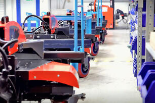 The Factory Train FT500 load train's electric steering allows for diagonal travel at the push of a button (crab steering). All steering axles are automatically engaged.